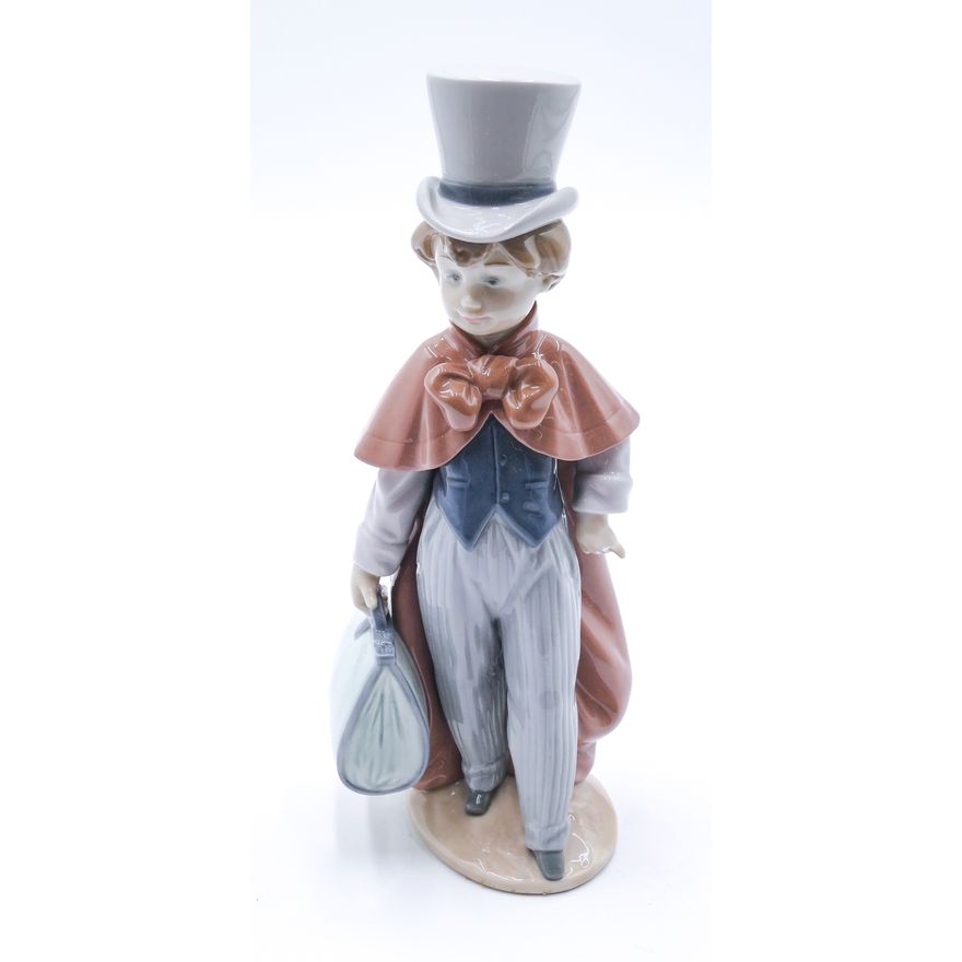 Lladro ''Out for a Stroll'' Porcelain Figurine 8.5''