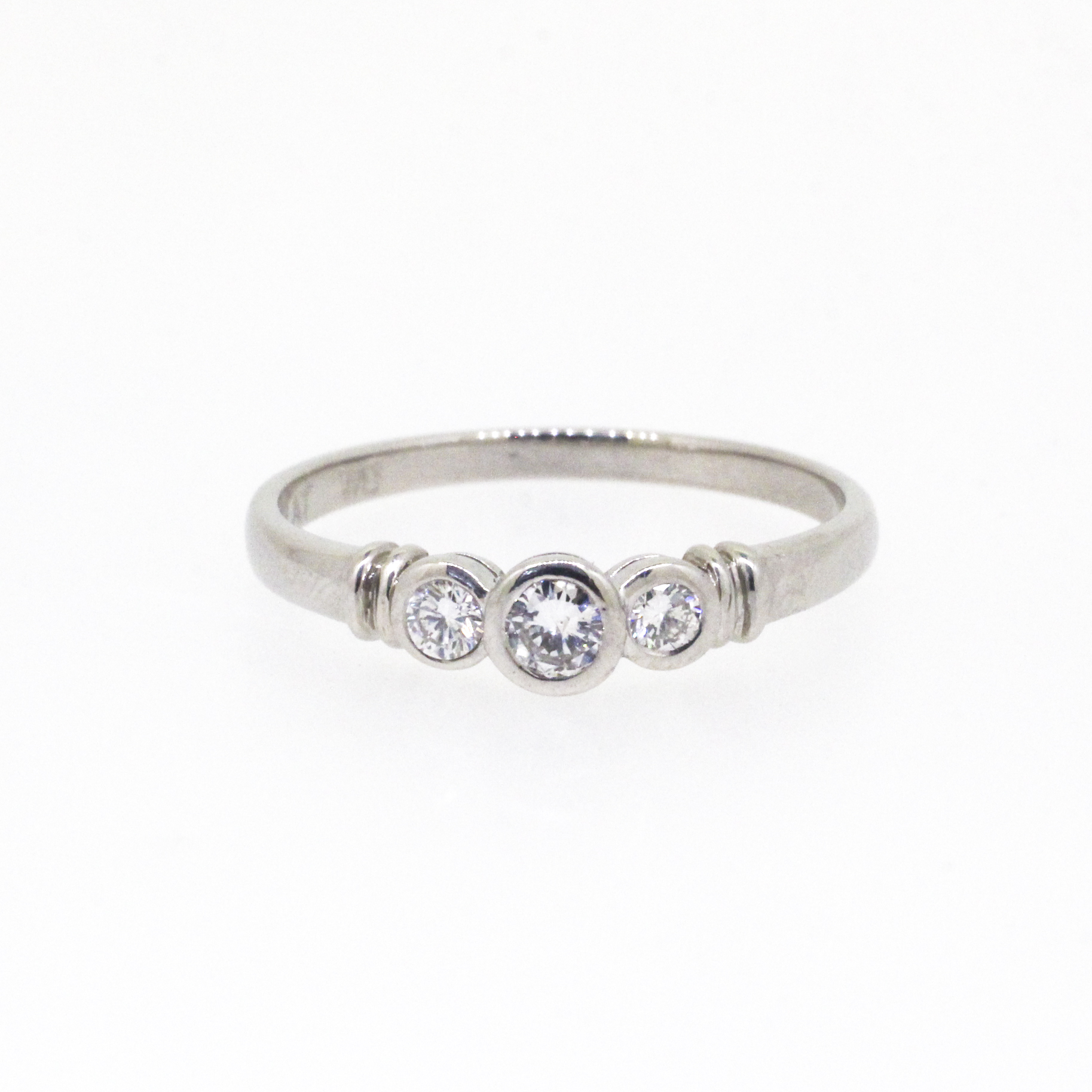 413. · Platinum Diamond Ring 2.84g