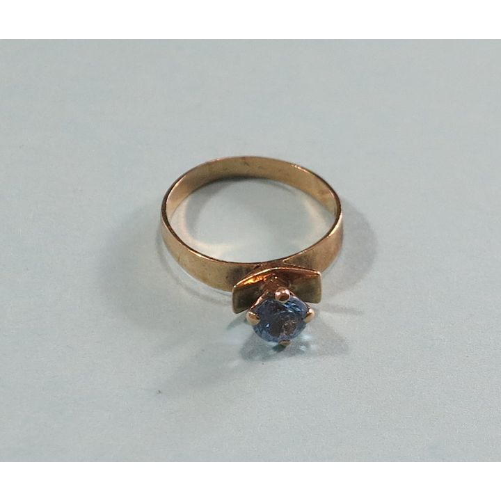 A 9CT GOLD AND AQUAMRINE RING.