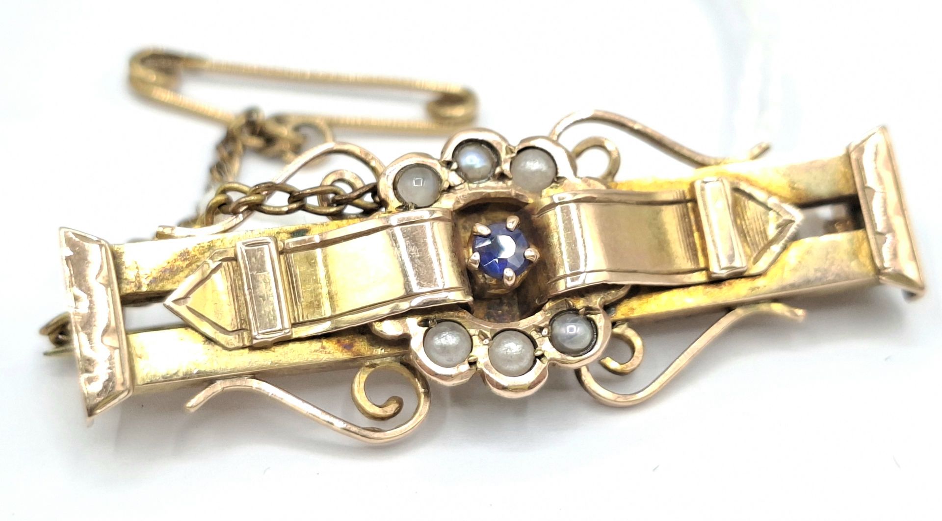 1110 · 9CT GOLD BROOCH