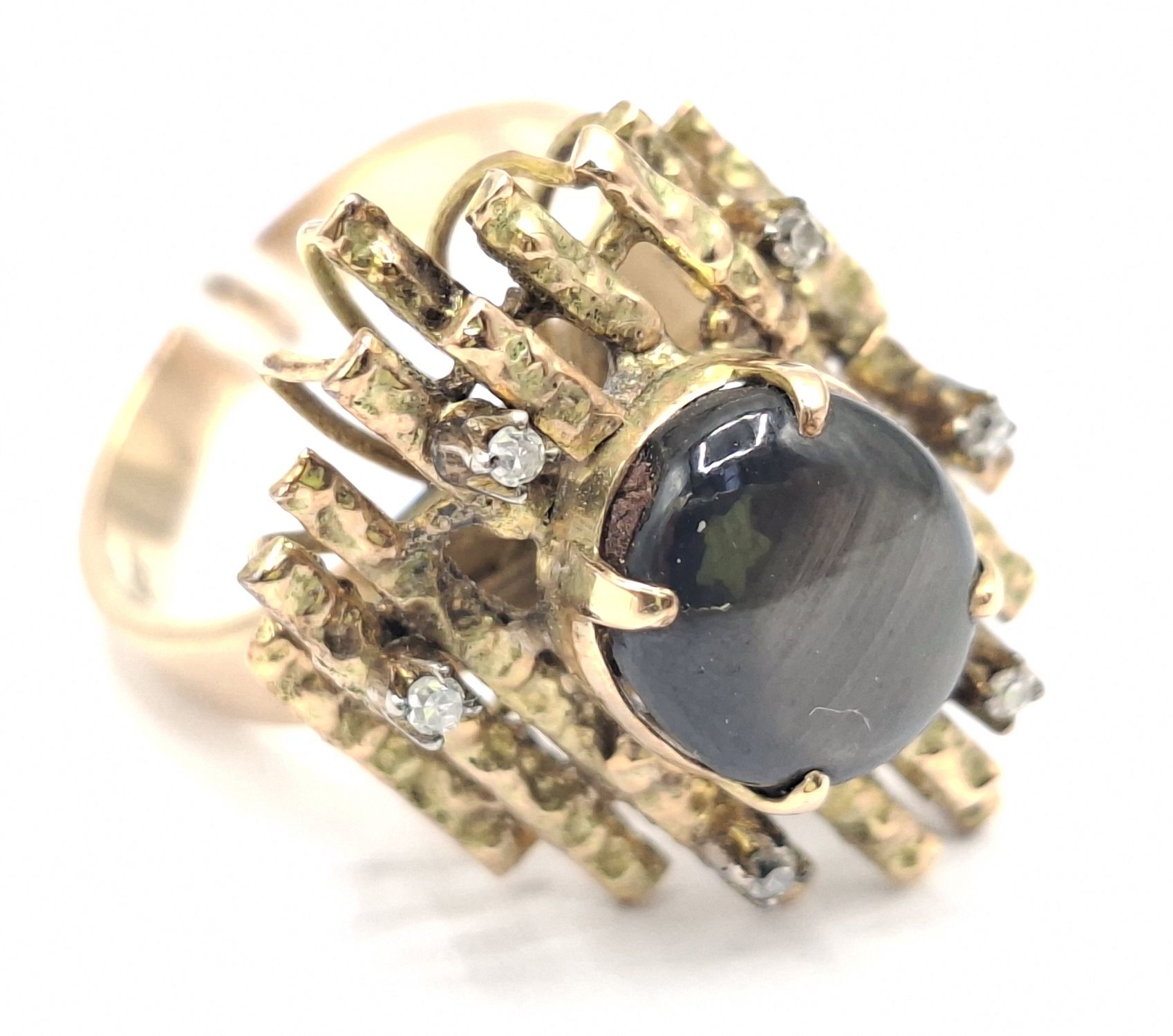 240 · 18CT GOLD SAPPHIRE DIAMOND RING