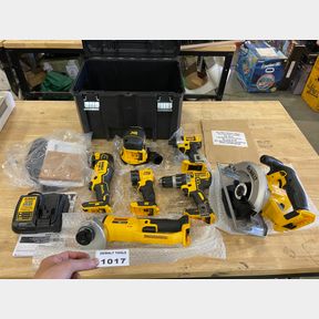 DEWALT TSTAK TOOL BOX AND 7 PCS DEWALT TOOL KIT