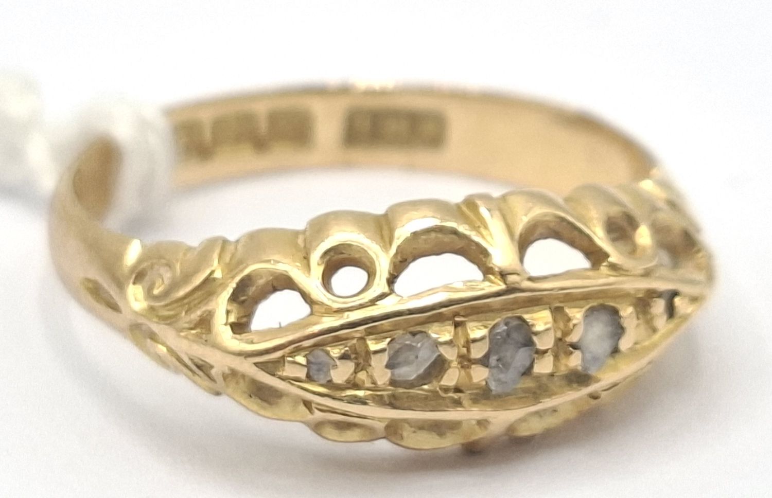 352 · 18CT ANTIQUE DIAMOND ROW RING