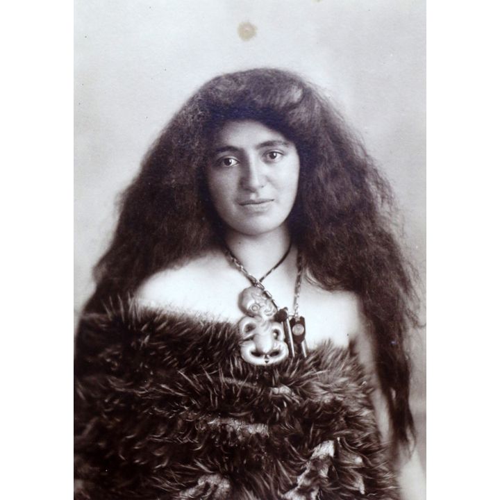 ILES, ARTHUR JAMES [photographer] - Head and shoulders portrait of an unidentified young Māori woman