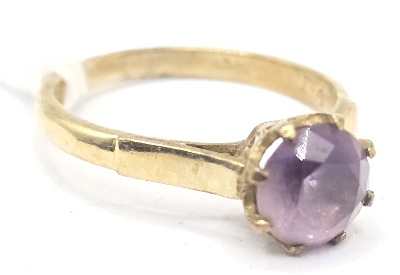 42 · 9CT GOLD AMETHYST RING