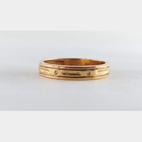 18CT YELLOW GOLD RING WITH 3 ROUND DIAMONDS - 51620/116