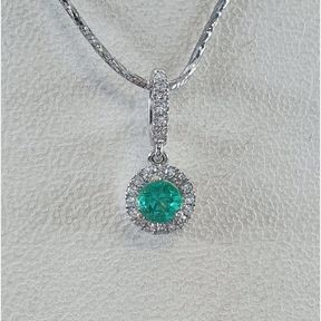 18CT WHITE GOLD HALO PENDANT WITH 0.100CT EMERALD & 0.08CT DIAMONDS - 51929/3379