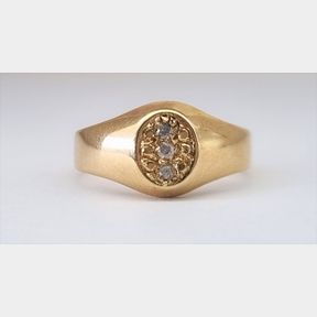 9CT YELLOW GOLD RING WITH 3 SMALL DIAMONDS - 51611/74