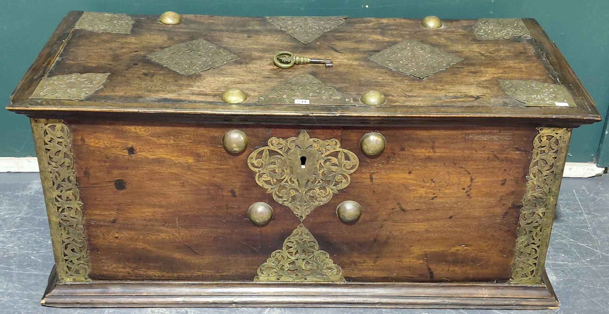 541 · DUTCH EAST INDIAN CHEST