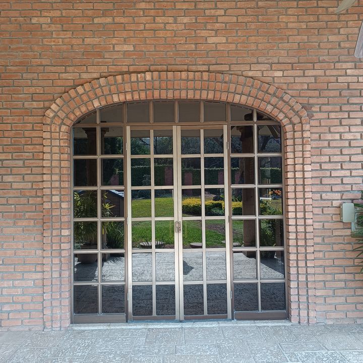 Puerta con Ventanal