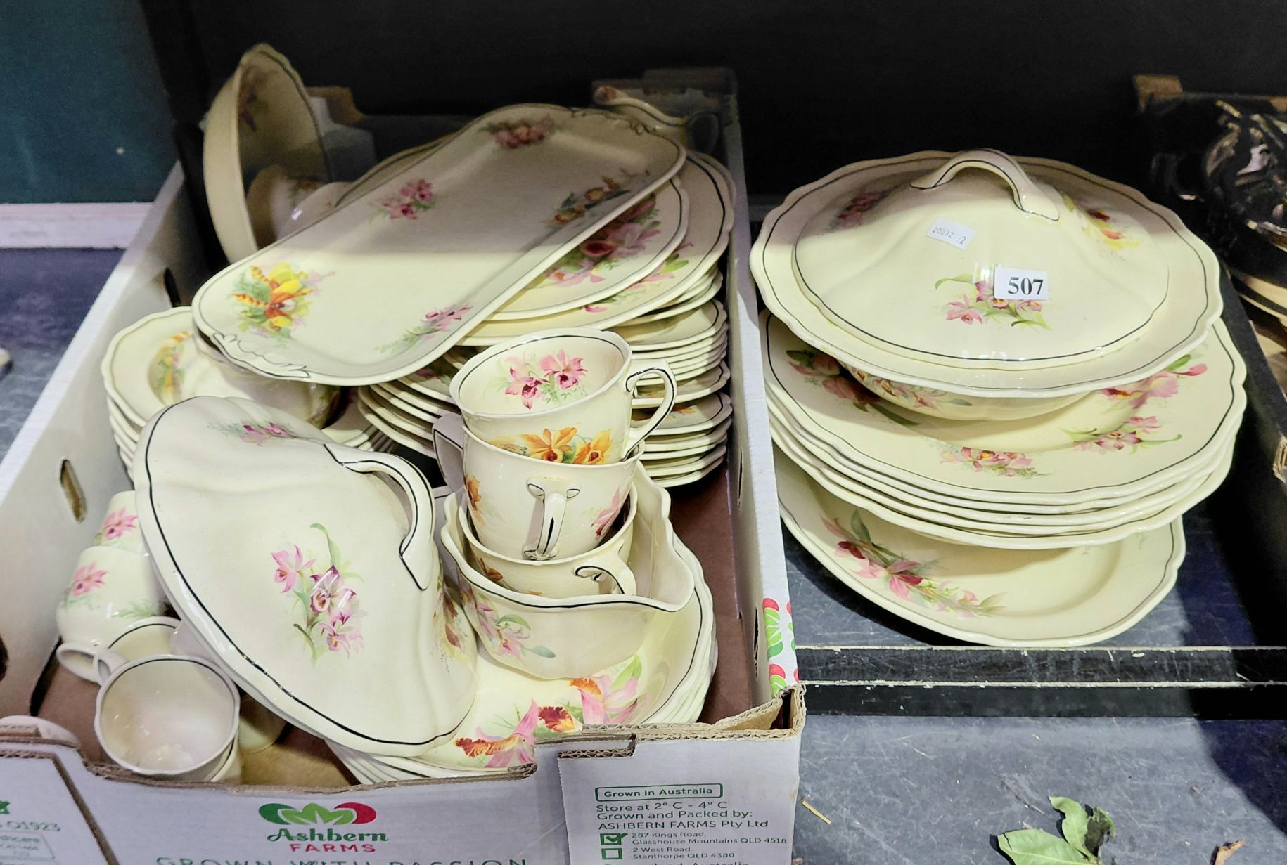 ROYAL DOULTON 'ORCHID' DINNER SERVICE