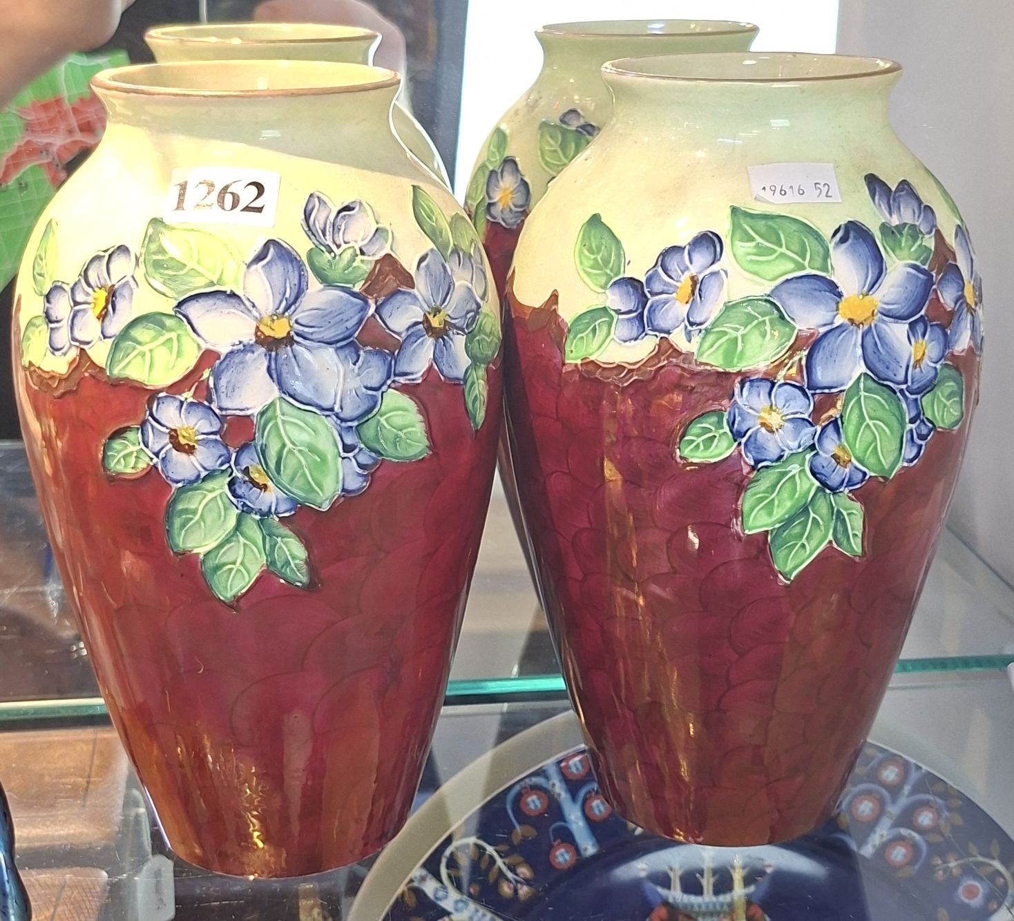 1262 · MALING CERAMIC VASES