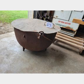 Large 3 footed cast iron cauldron, kettle with lid