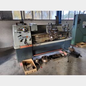 Colchester Triumph 2000 lathe with 3 & 4 jaw chucks & assorted attachments