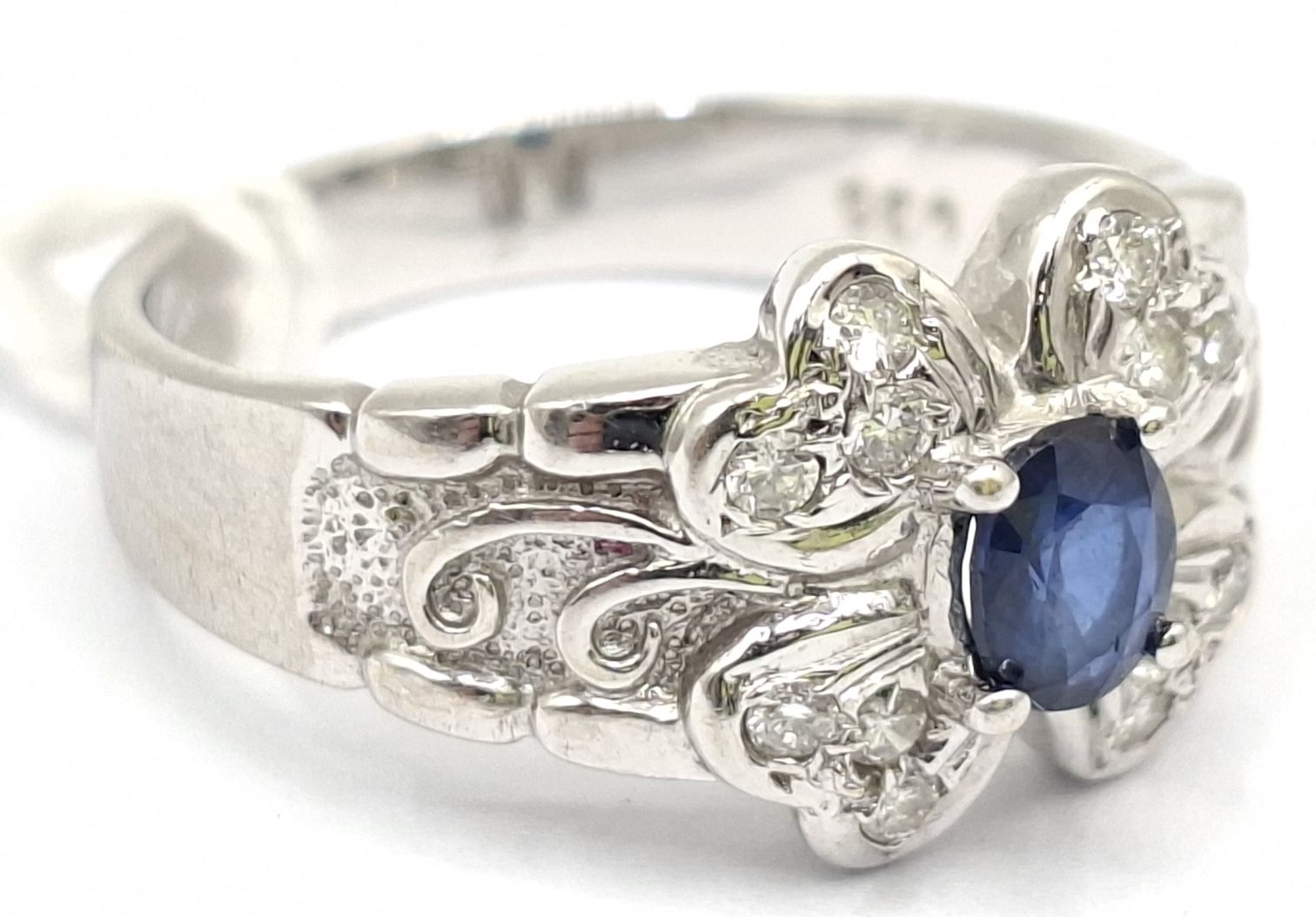 262 · 18CT GOLD DIAMOND RING