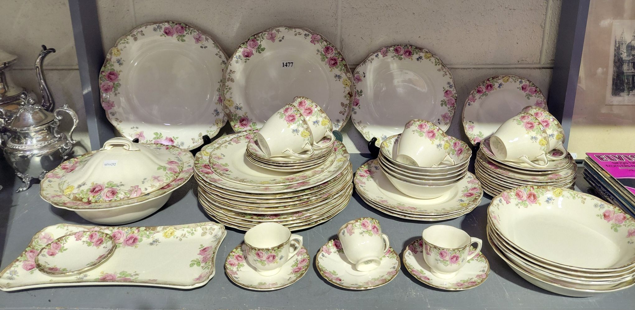 ROYAL DOULTON 'ENGLISH ROSE' DINNER SET