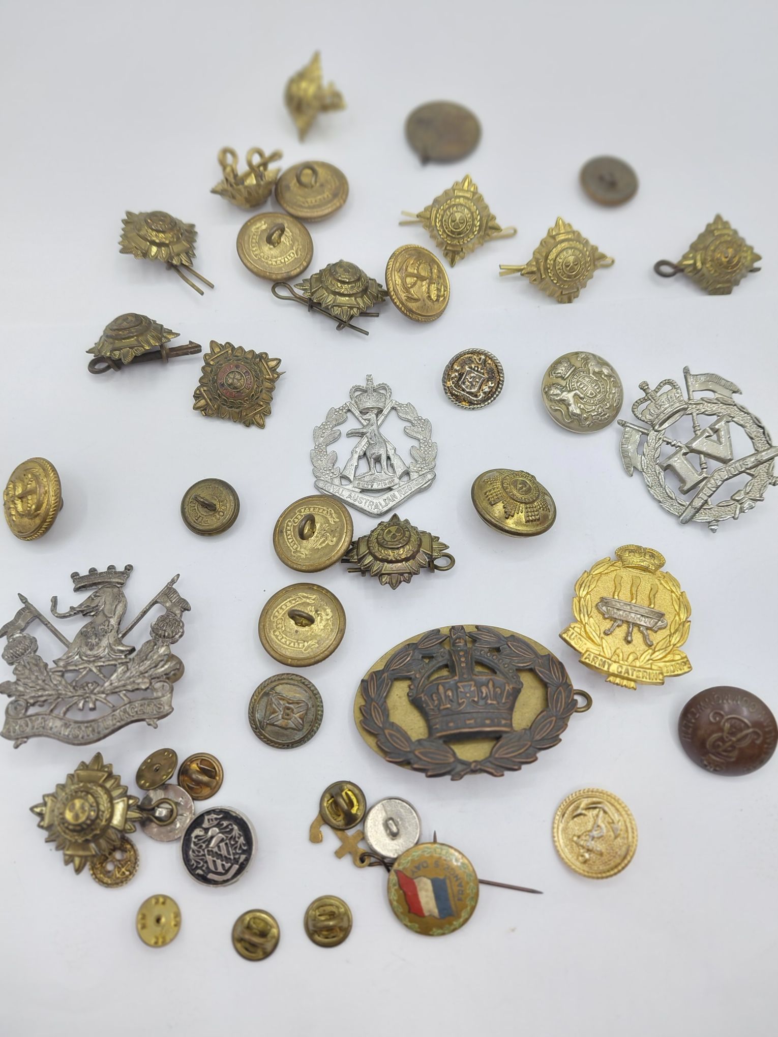 405 · COLLECTION OF MILITARY BADGES AND BUTTONS