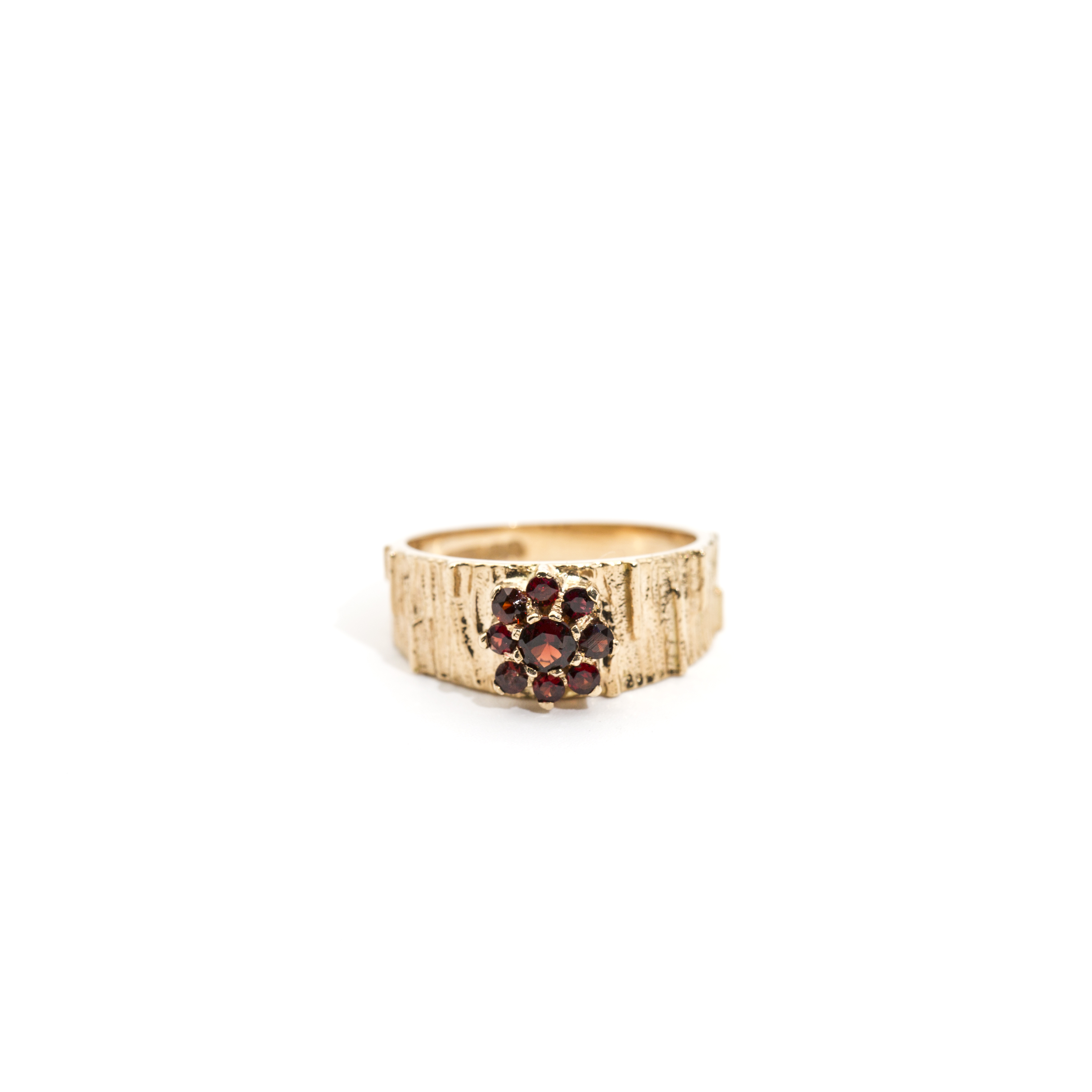 491. · 9ct Gold & Garnet Ring 3.2g