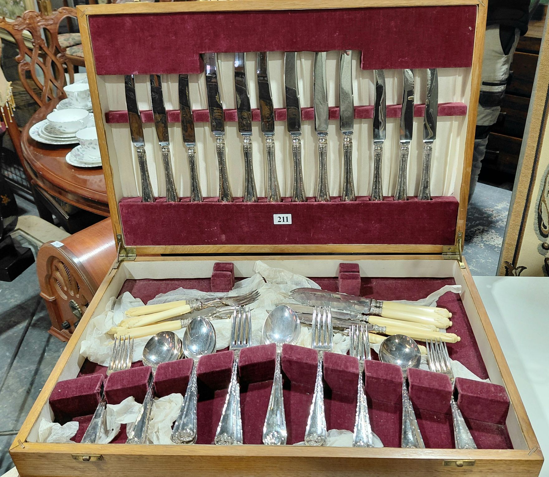 211 · A CUTLERY SERVICE