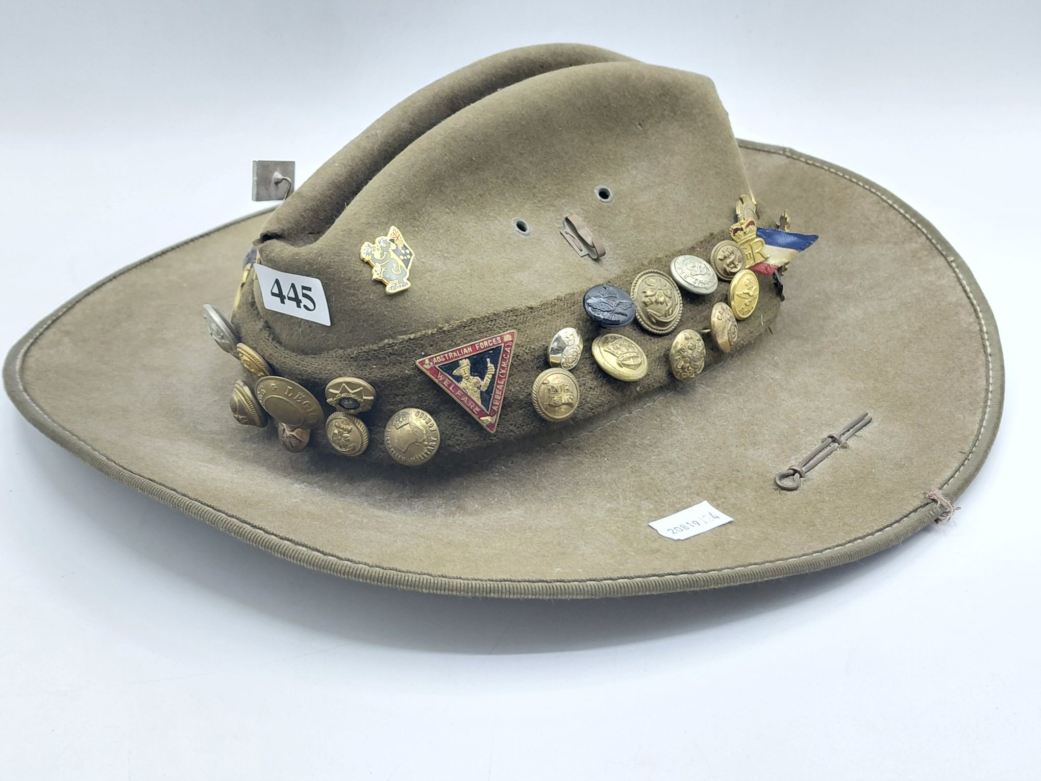 WWI AUSTRALIAN SLOUCH HAT AND BADGES