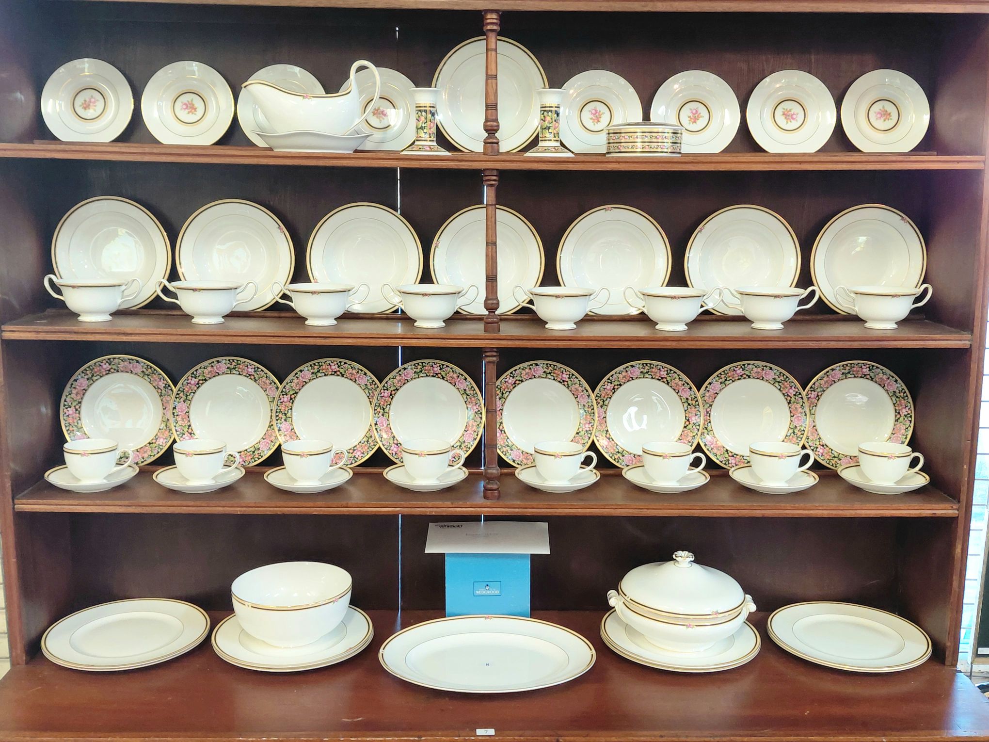 WEDGWOOD CLIO DINNER SERVICE