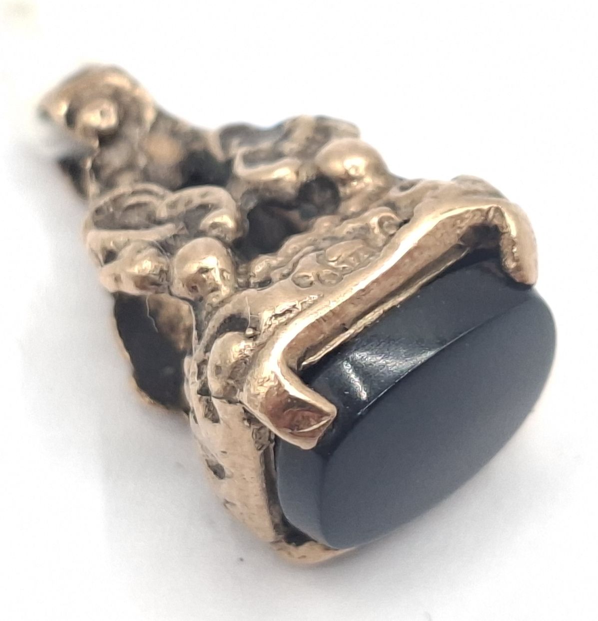 261 · 9CT GOLD ONYX PENDANT