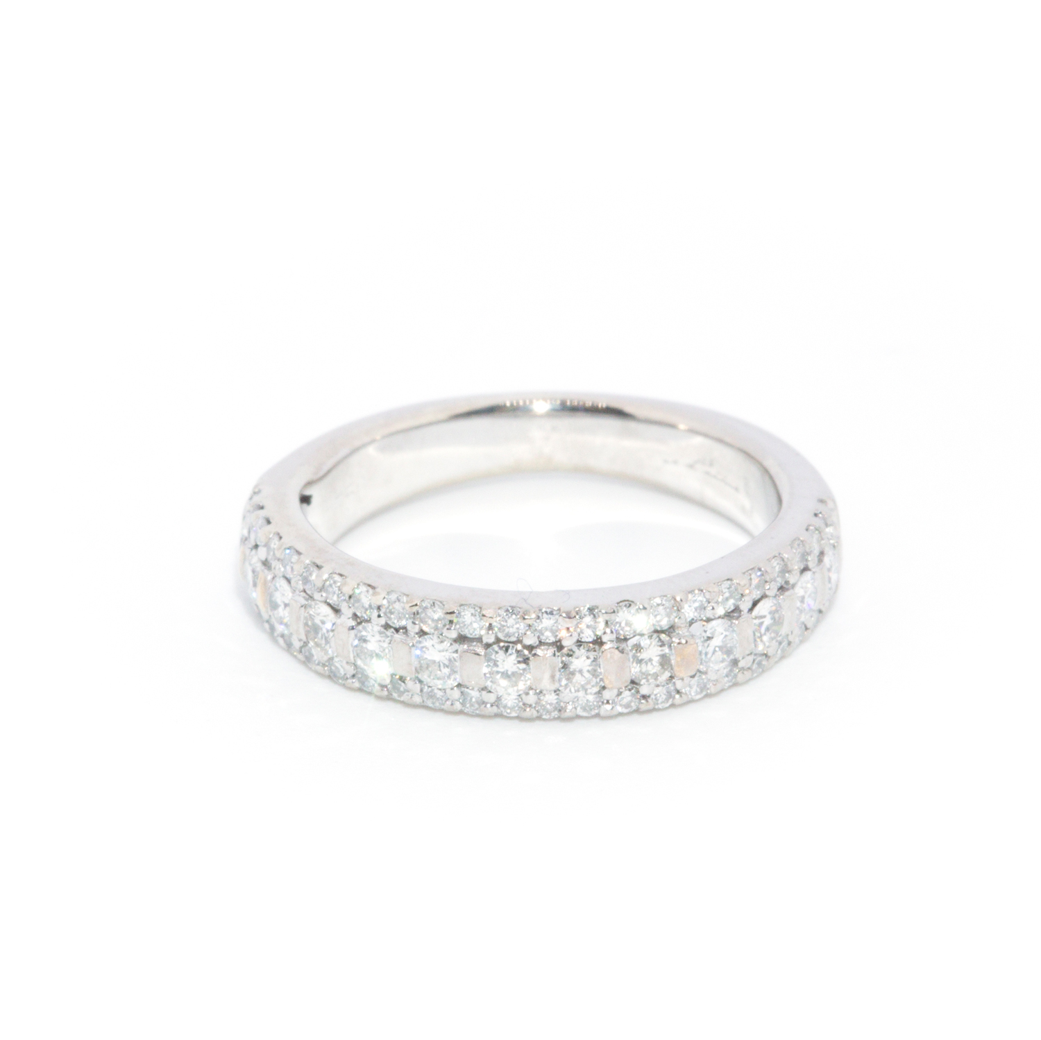 25 · 18ct Gold Diamond Ring