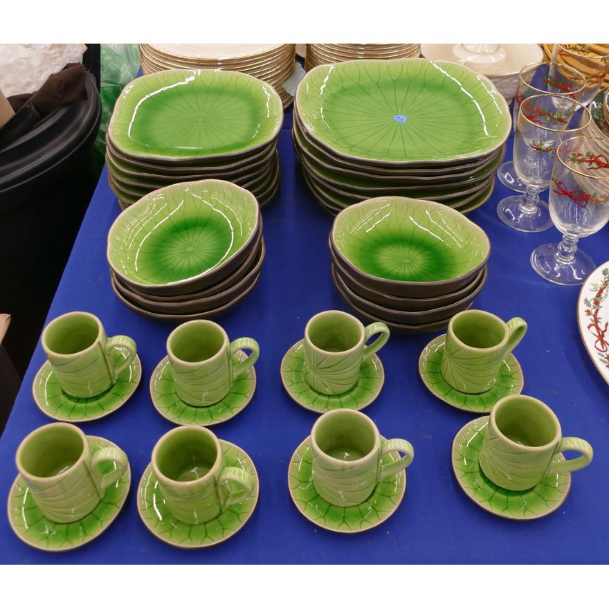 32pc Green Leaf Glazed Dinnerware Set
