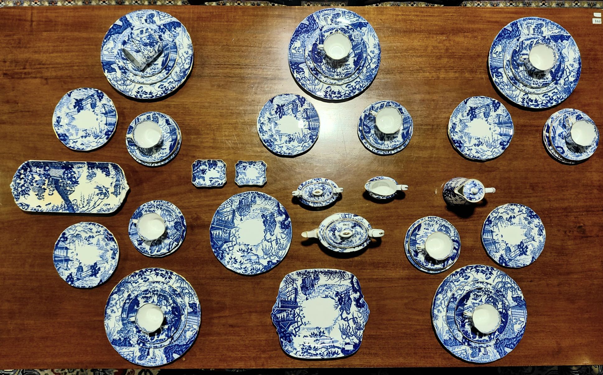 590 · ROYAL CROWN DERBY DINNER SERVICE