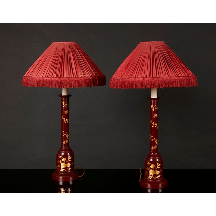 Paire de lampes en métal peint de couleur grenat