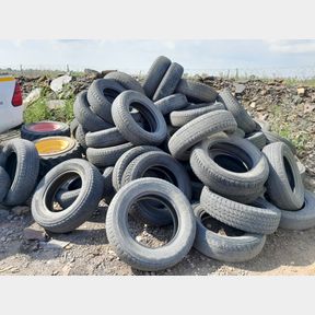 LOT ASSORTED LDV TYRES AND BOB CAT TYRES 10/16/5NHS DUNLOP 225/70R17C 108/1066/