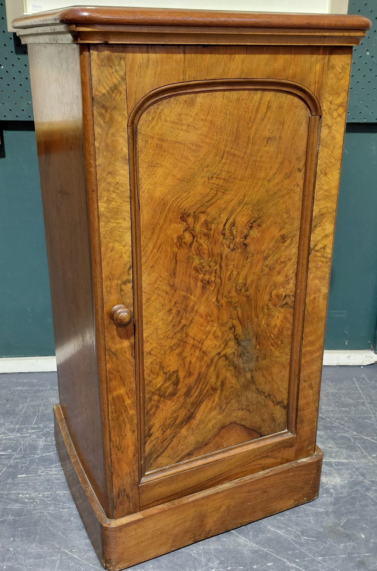 525 · 19TH CENTURY WALNUT CABINET