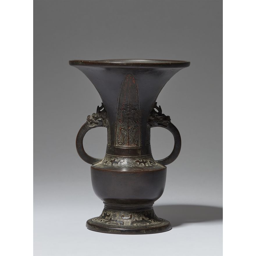A bronze altar vase. Early Edo period