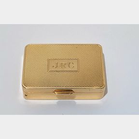 A 14CT YELLOW GOLD TIFFANY PILL BOX, decorated to the top and bottom with an elegant engine cut design and eng