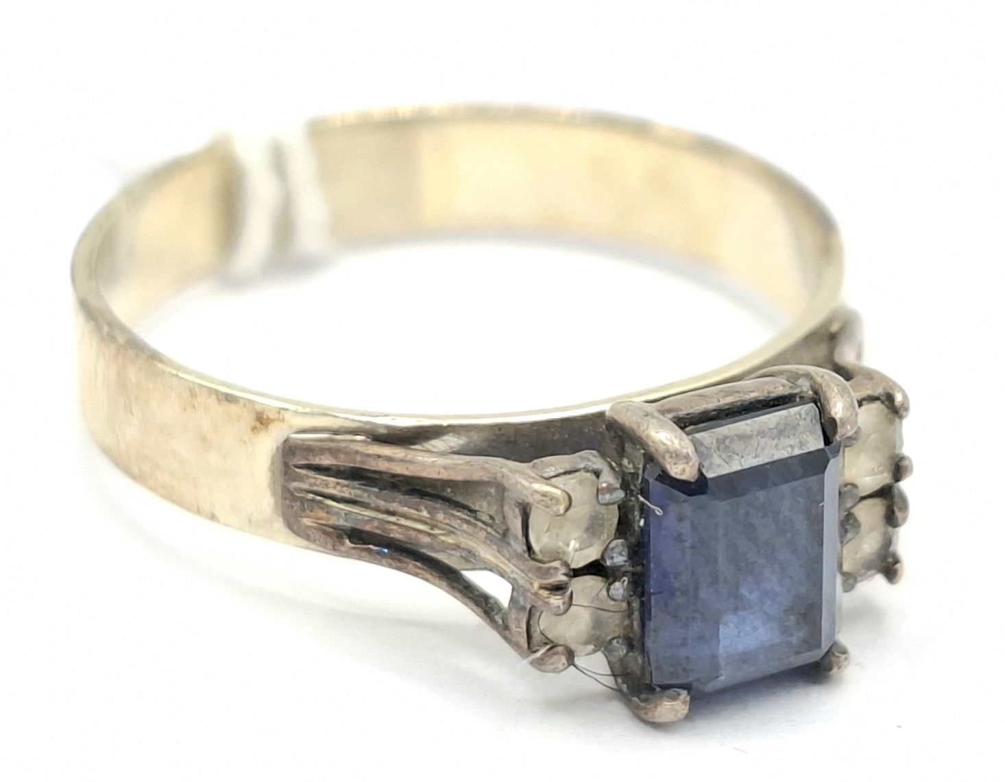 1052 · 9CT GOLD RING