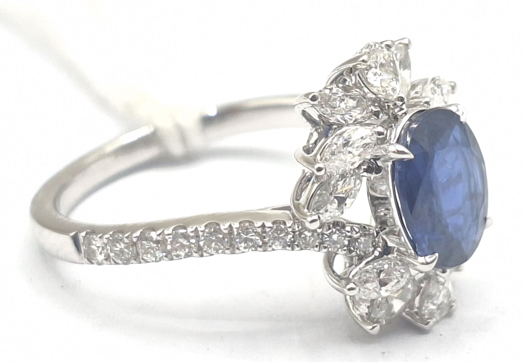 322 · 18CT GOLD SAPPHIRE DIAMOND RING