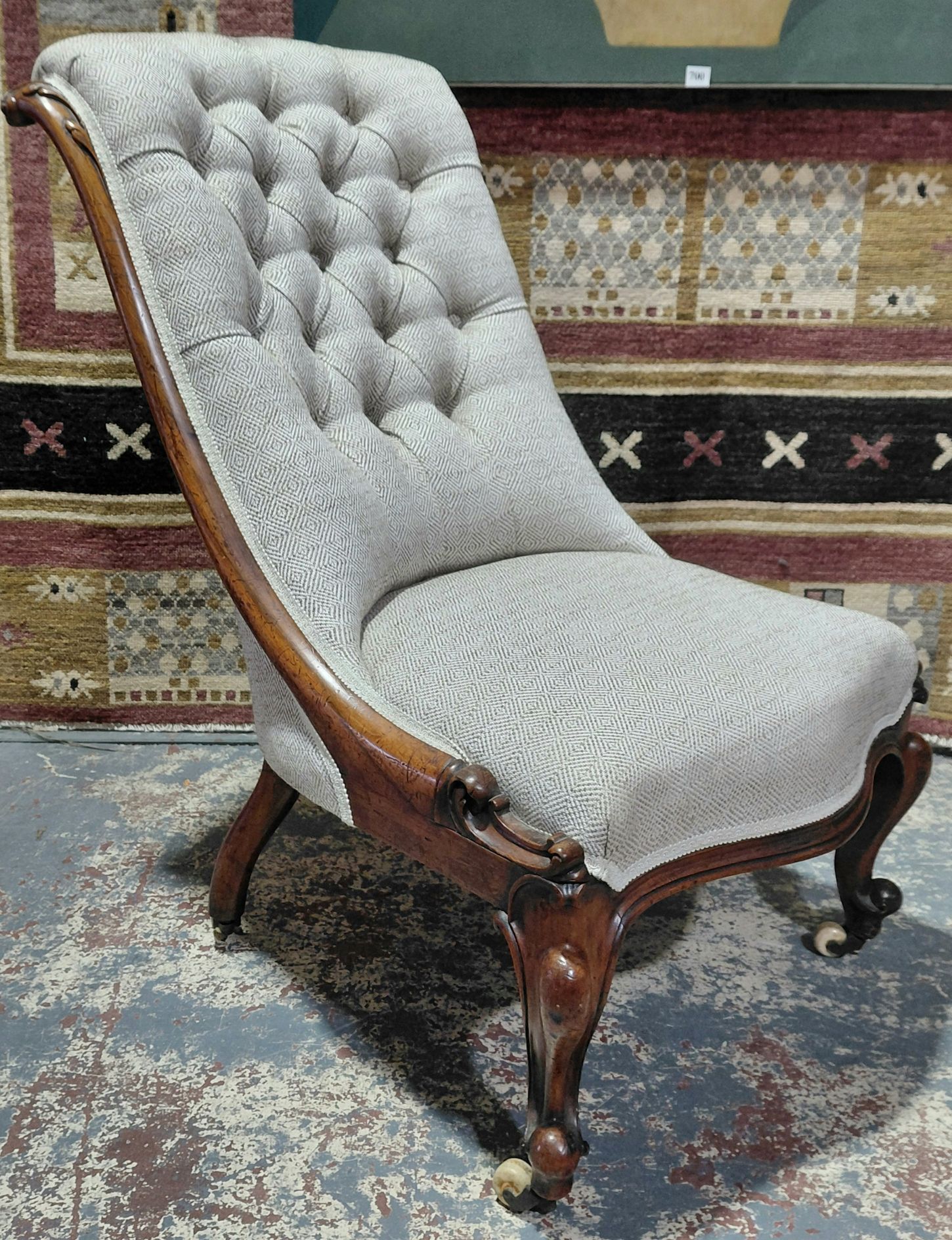 AN ELEGANT LADIES CHAIR