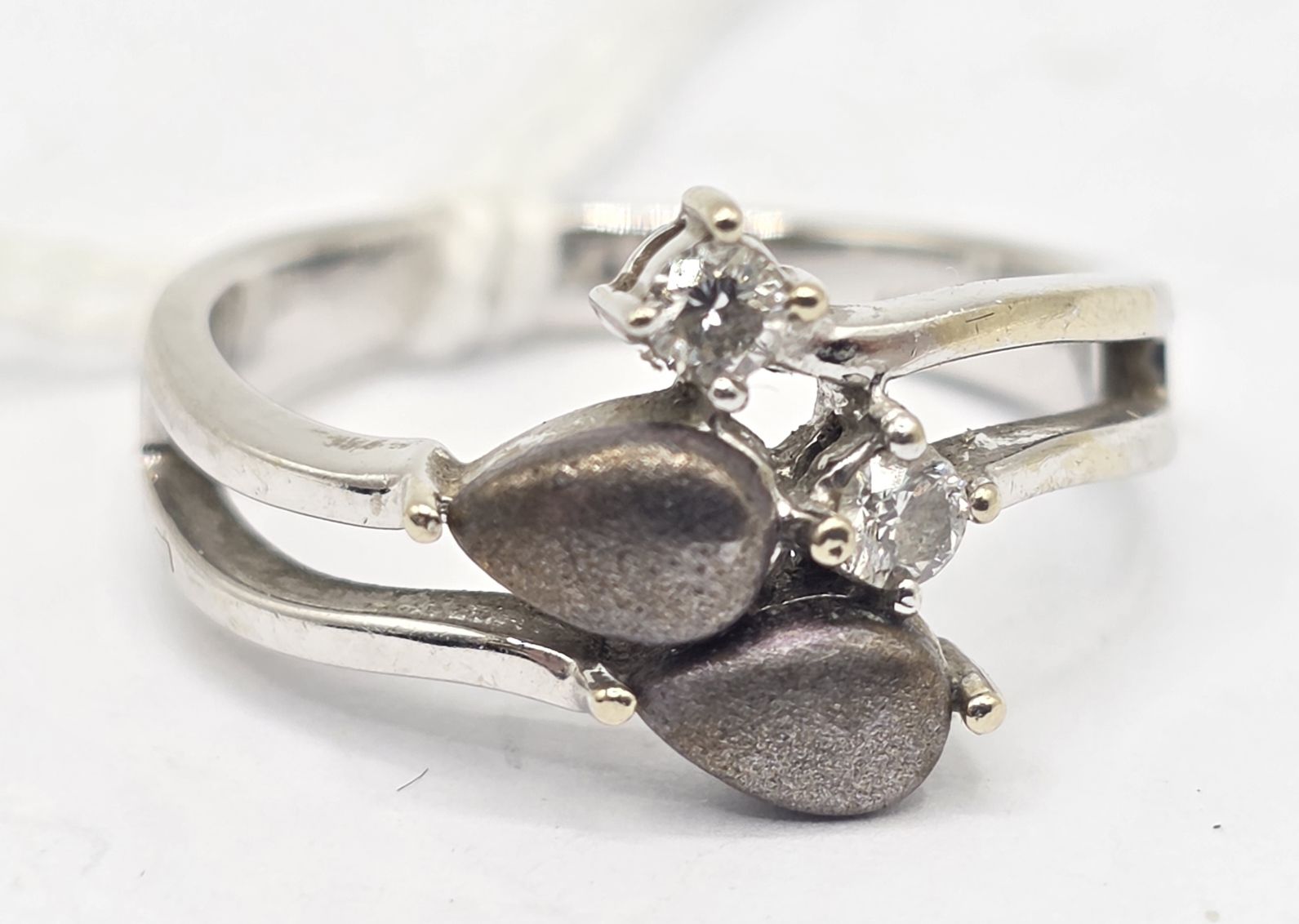 133 · 18CT GOLD DIAMOND RING