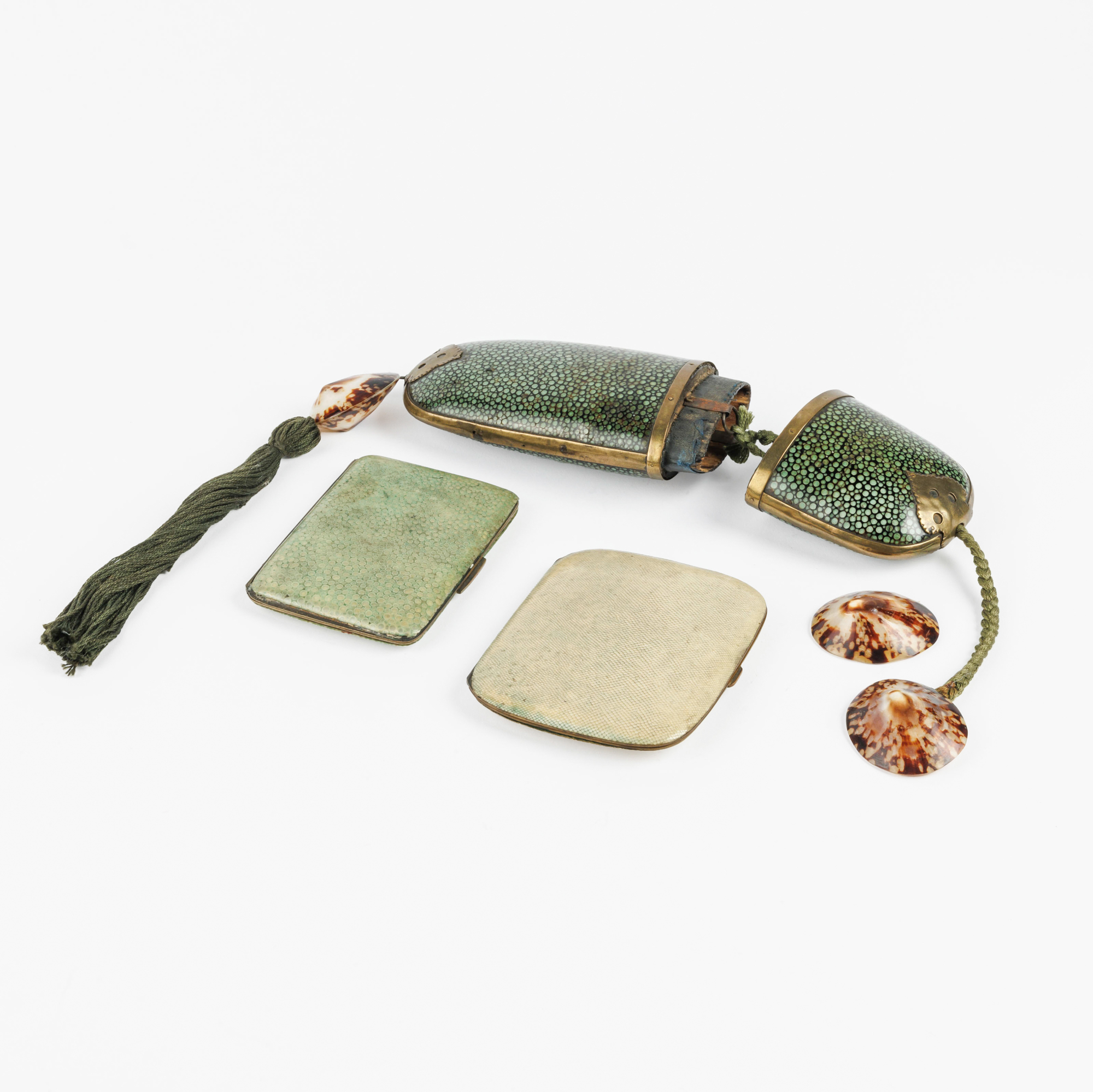 Three Art Deco pieces. 1. Chinese shagreen veneered eyeglass case – kavel bij Bernaerts, Antwerp