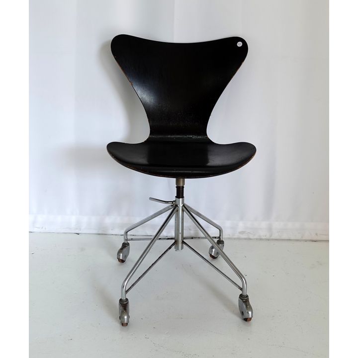 SWIVEL CHAIR 3117 BY ARNE JACOBSEN FOR FRITZ HANSEN