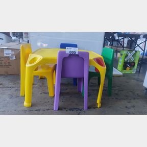4X TODDLERS CHAIRS - PLASTIC CHAIRS AND TABLE
