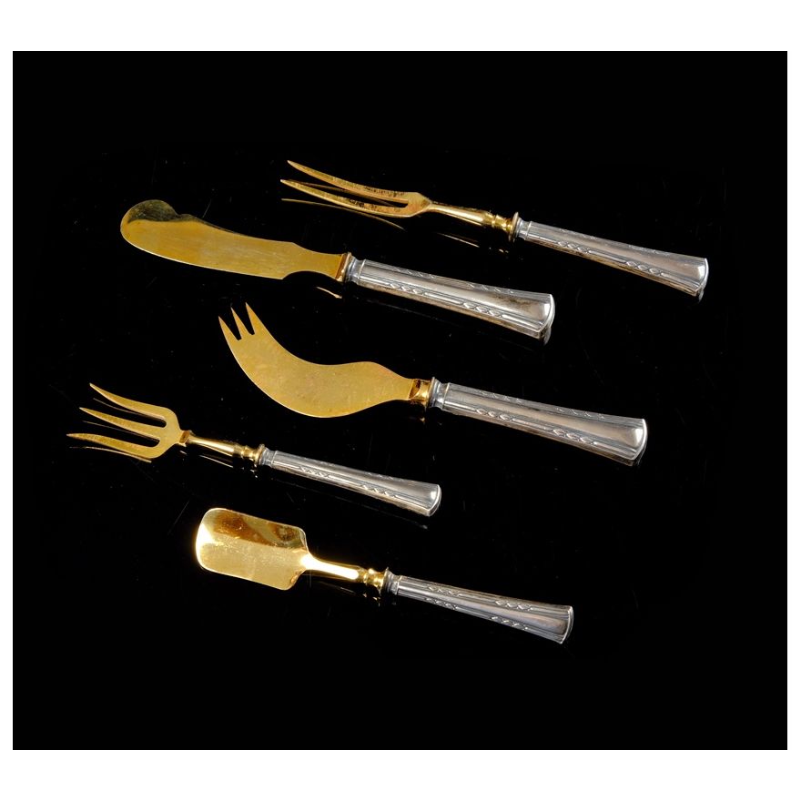 Ecrin comprenant cinq couteaux et fourchettes à hors d'oeuvre en argent vermeil 800