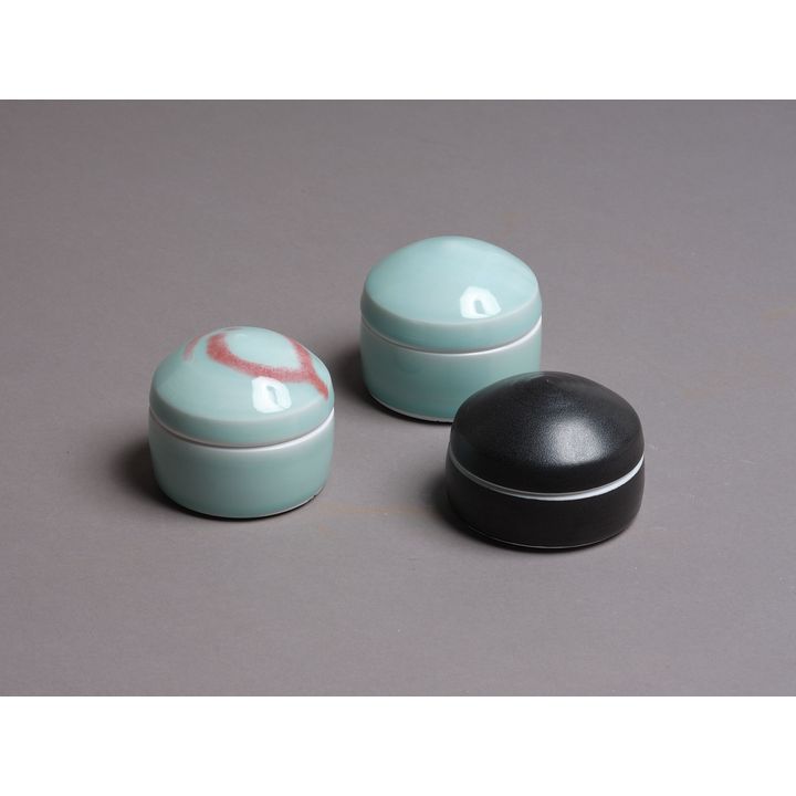 John Dawson (New Zealand & UK) - Three porcelain lidded boxes