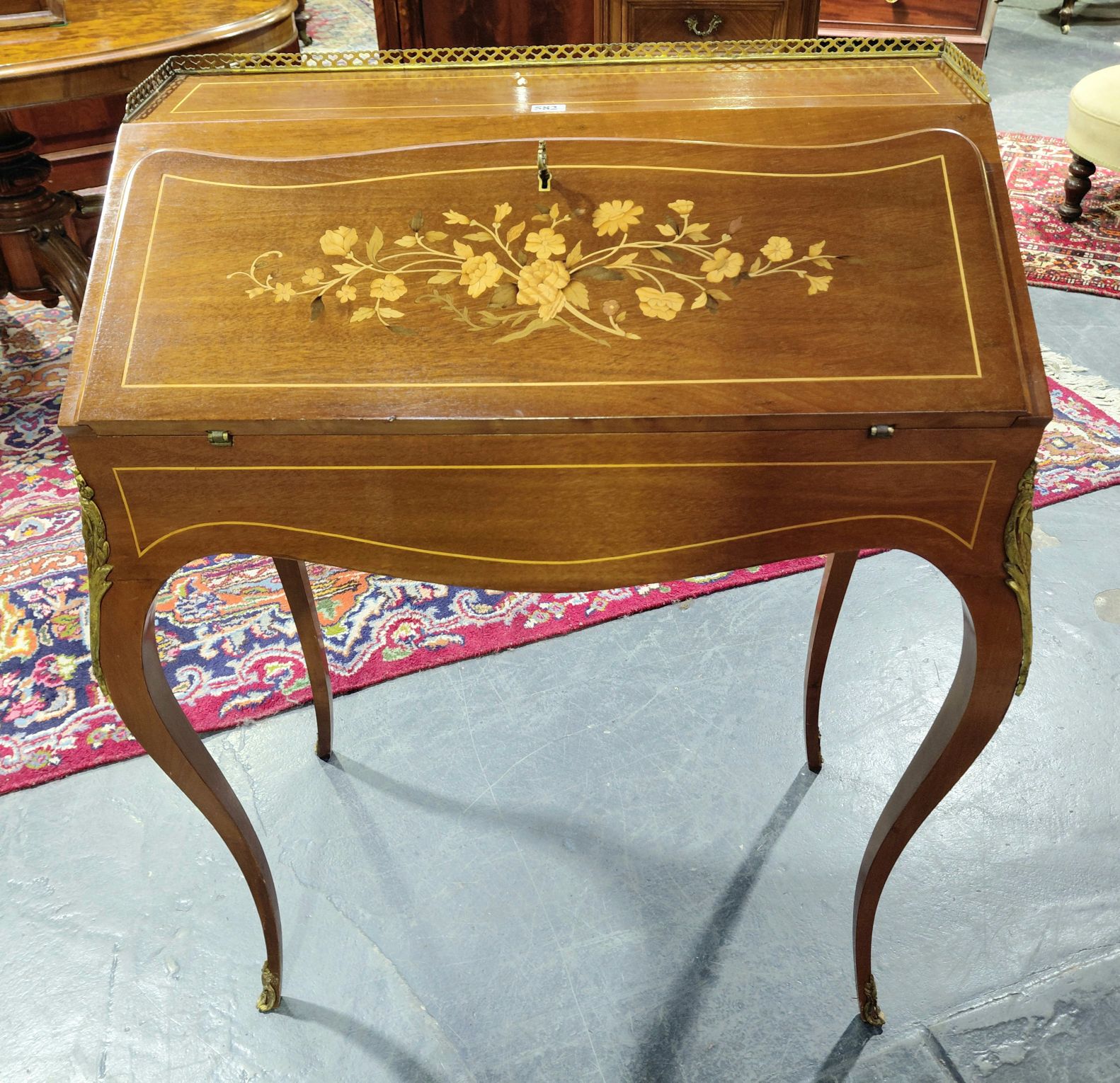 582 · MARQUETRY BUREAU DE DAME
