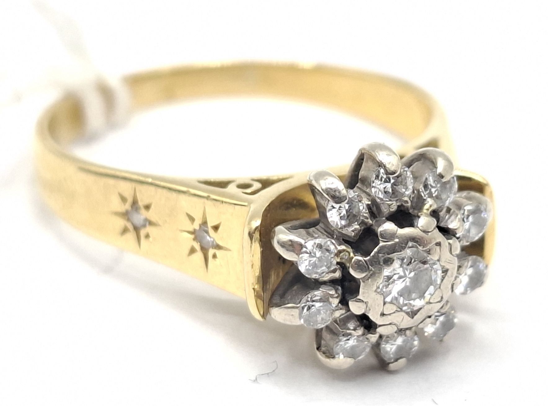1095 · 18CT GOLD DIAMOND RING