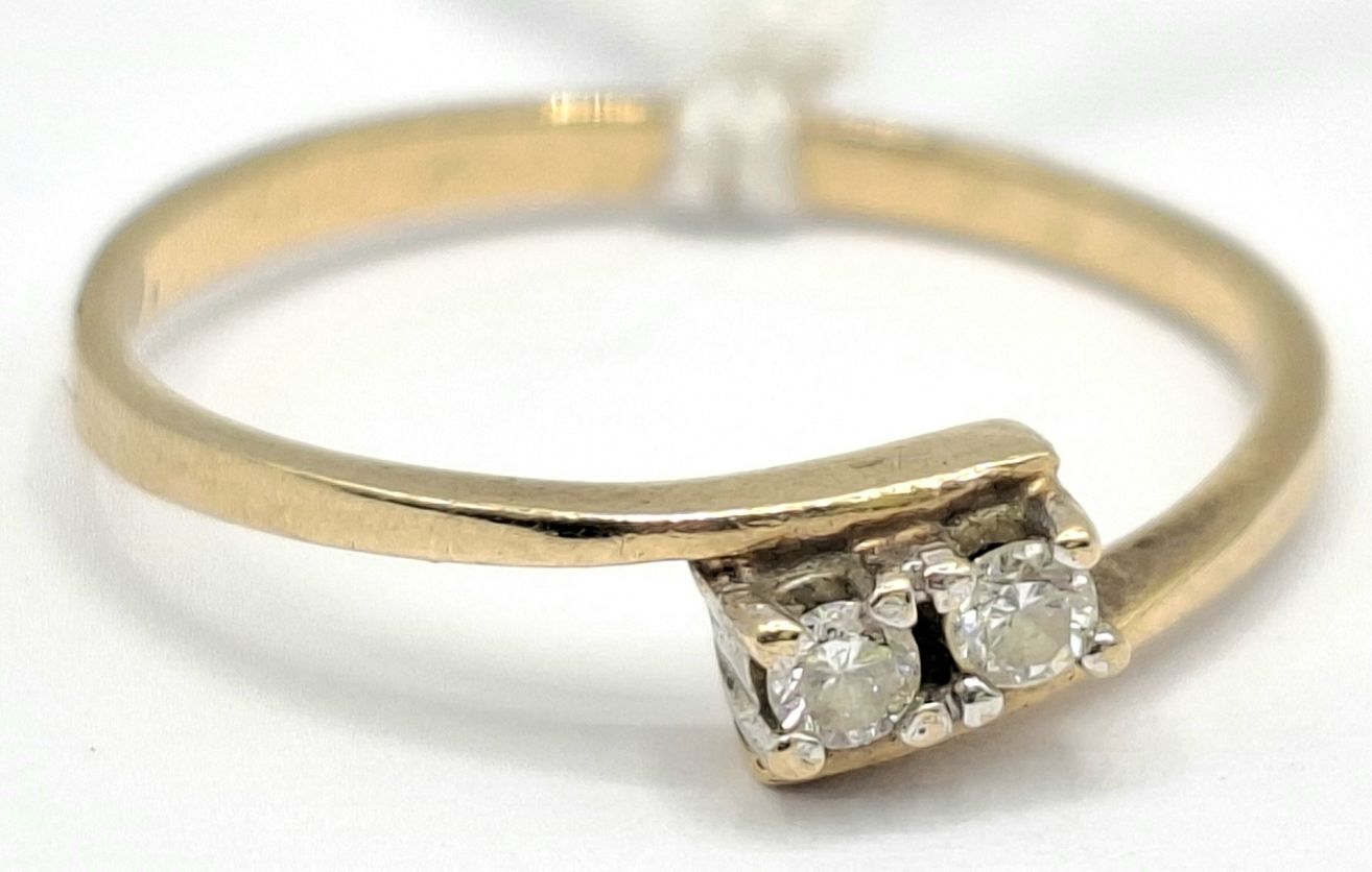1119 · 9CT GOLD DIAMOND RING