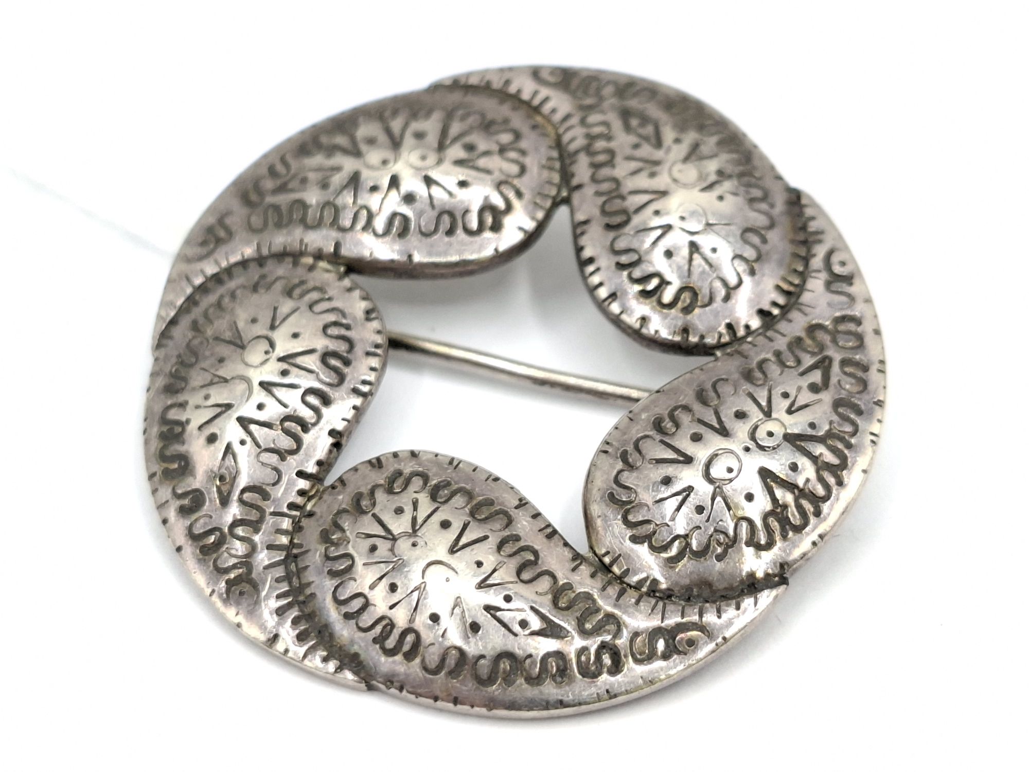 1060 · STERLING SILVER BROOCH