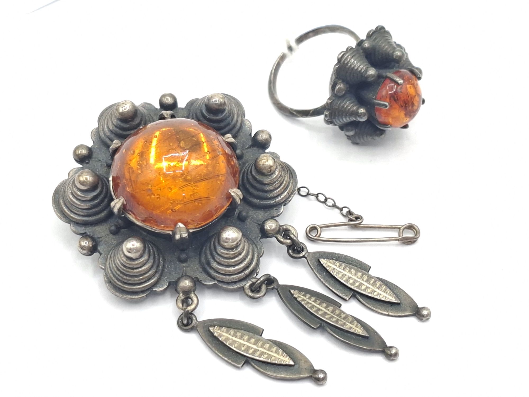 1086 · AUSTRALIAN SILVER RING AND BROOCH