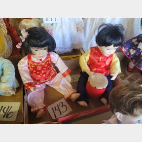 Pair of Oriental Danbury Mint "Di-Di and Mei-Mei" dolls