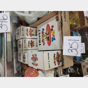 Looney Tunes vintage salt and pepper and trivet